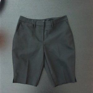 Like New Jet Black White House Black Market 10.5 Inseam Bermuda Shorts Size 2